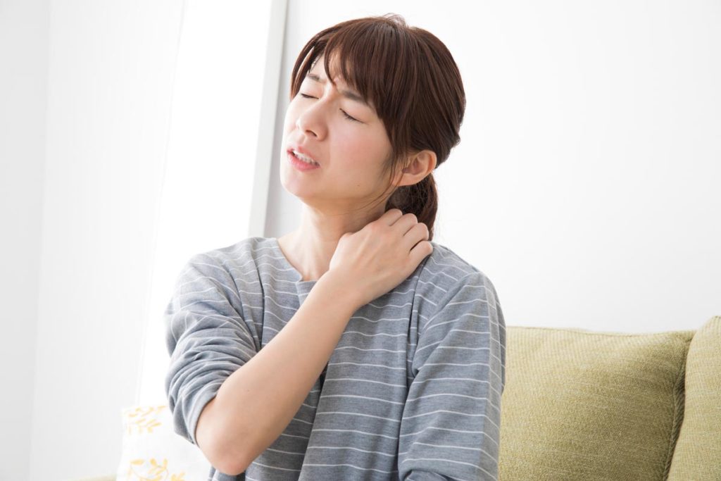 ストレートネックによる首のコリ・痛みはカイロプラクティックで改善